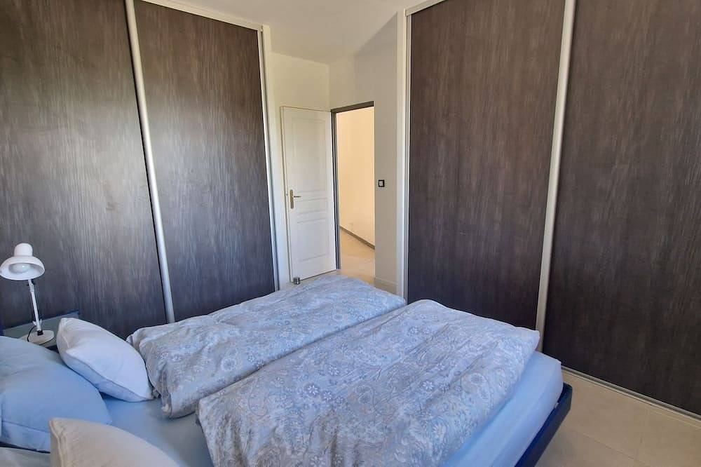 Appartement entier, Hub pour visites touristiques, culturelles et des baignades, cour, vue et privé in Magalas, Côte méditerranéenne (France)