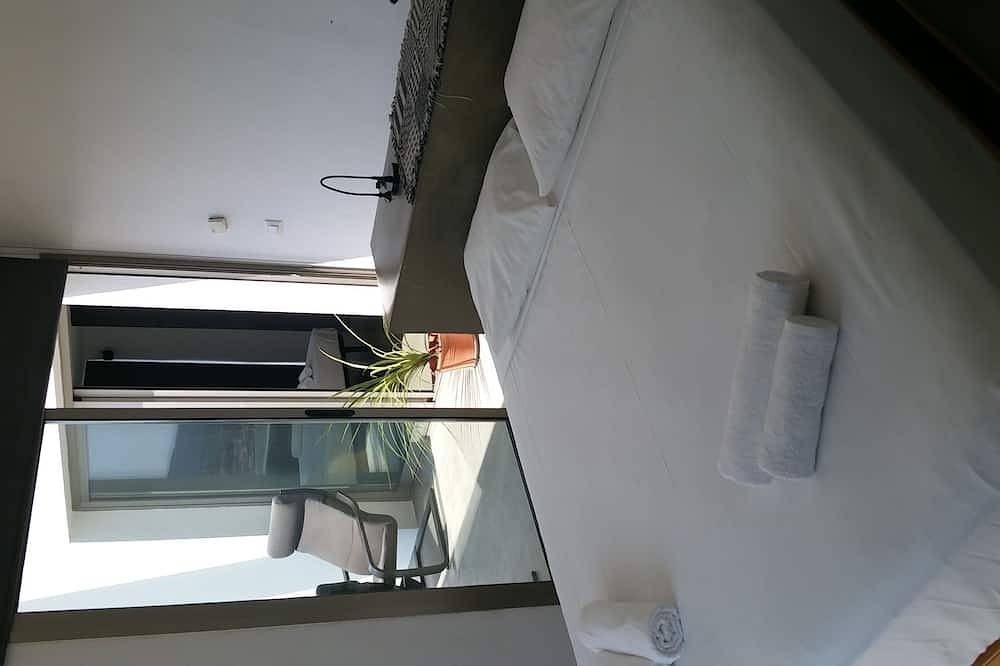 Modern Design Villa /Views, Free  Wifi, Priv.Pool, Bbq, Airco in 2 Dbl Rooms in Canyelles (Barcelona), Garraf