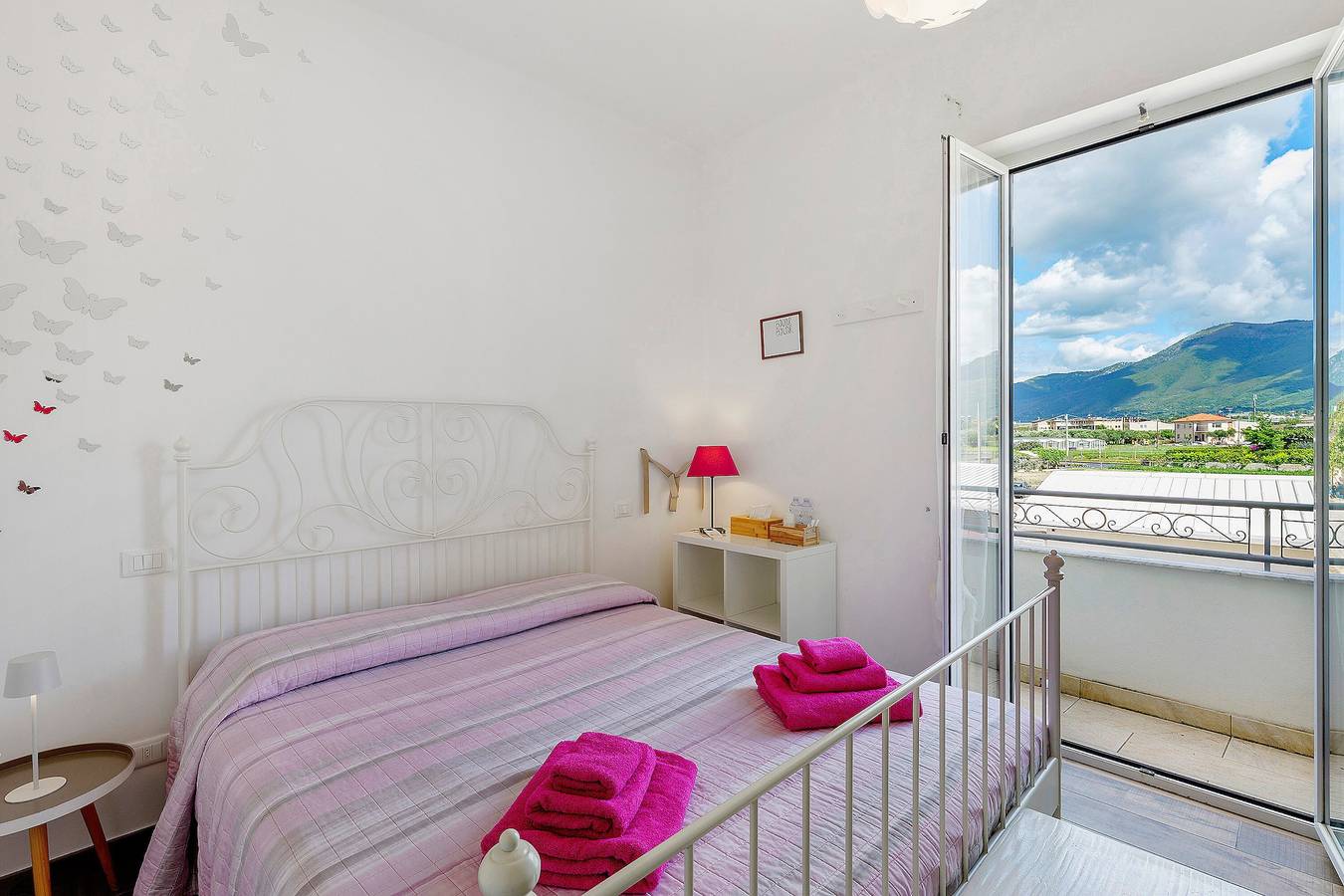Habitación 'Farfalle' con vistas a la montaña, Wi-Fi y aire acondicionado in Albenga, Riviera di Ponente