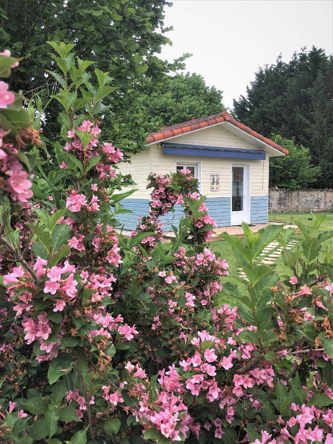 Location de vacances pour 2 personnes, avec Terrasse ainsi que Jardin et Vue dans Rivières (Charente)