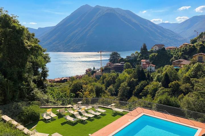 Ferienwohnung für 6 Personen, mit Seeblick und Terrasse sowie Pool