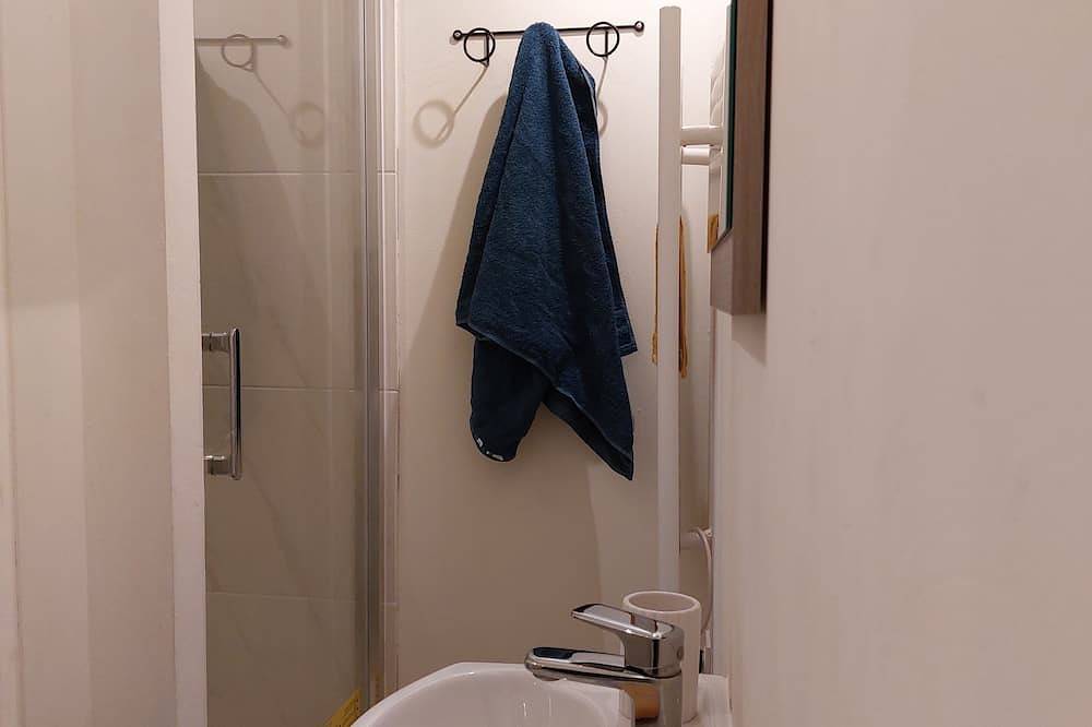 Apartamento entero, Charming and bright studio apartment (Near Avignon & the vineyards) in Roquemaure, Region de Nimes