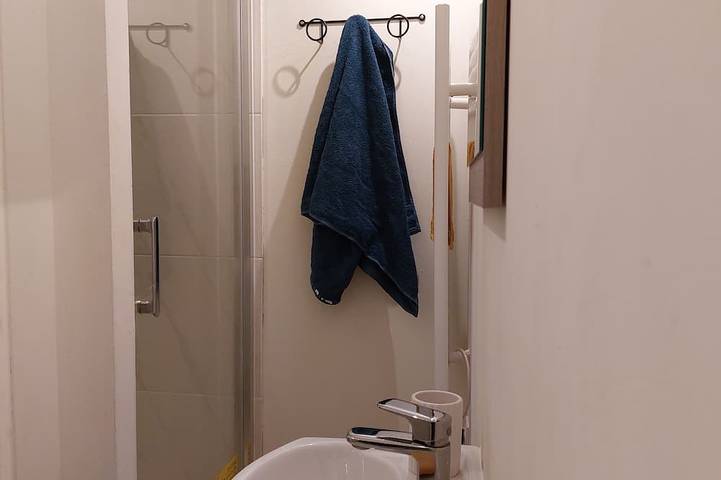 Entire apartment, Charming and bright studio apartment (Near Avignon & the vineyards) in Roquemaure, Nimes region