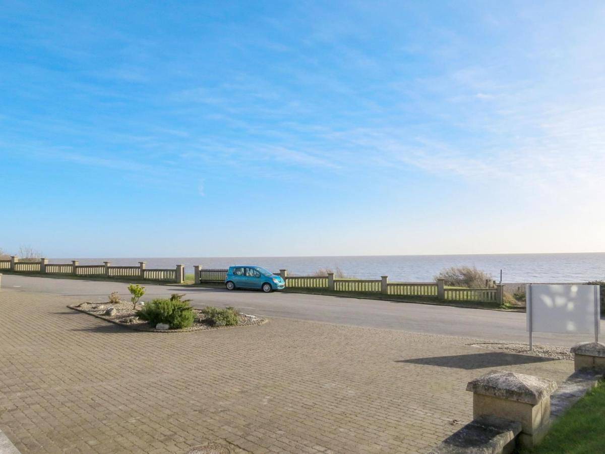 1 Ogilvie Lodge - A seafront apartment in Thorpeness - Close to Thorpeness Country Club - Managed by Aldeburgh Coastal Cottages in Thorpeness, Suffolk