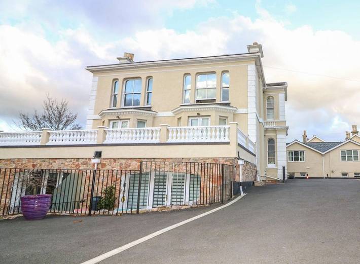 Holiday apartment for 4 people, with balcony and garden, child-friendly in Torquay