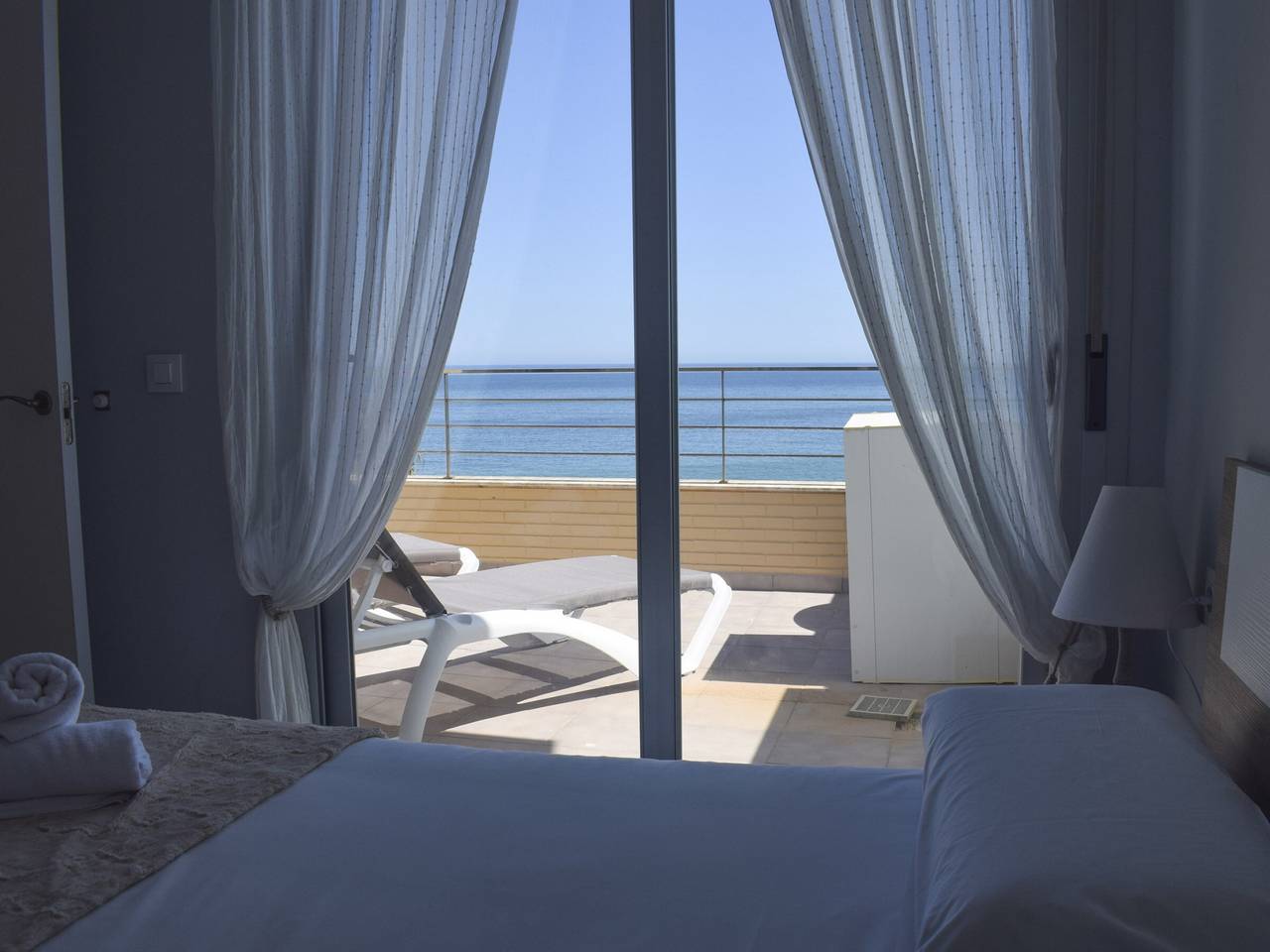 Appartement entier, Appartement moderne à Denia, plage à 10m, piscine, clim, Wi-Fi, parking in Dénia, Costa Blanca