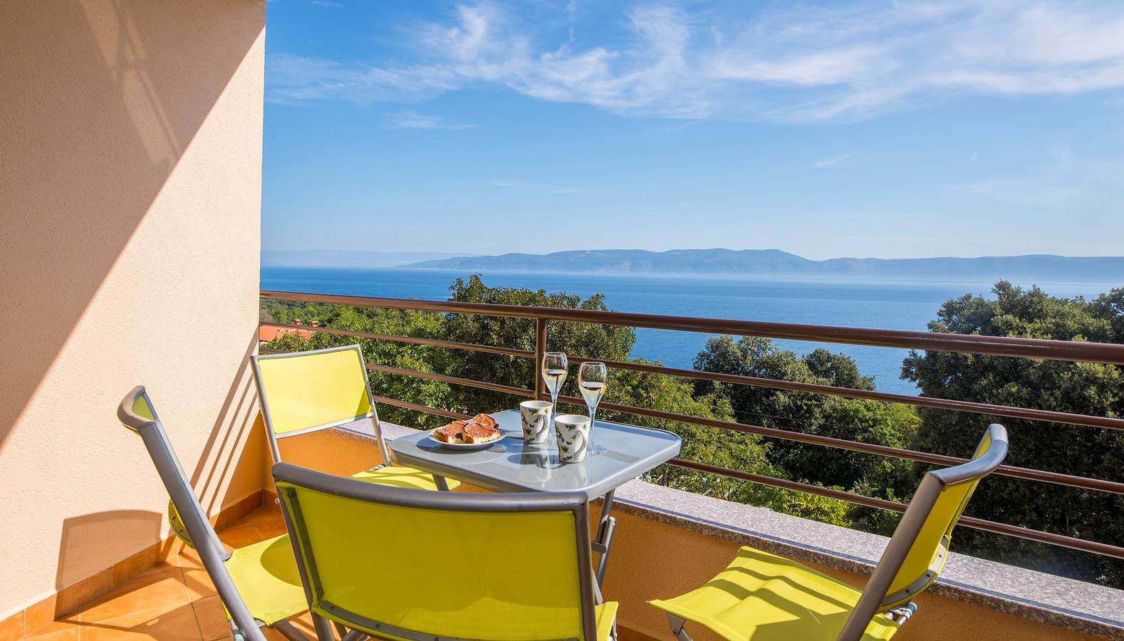 Ganze Wohnung, Cozy Ferienwohnung Roxanne mit Meerblick 300m vom Strand in Ravni, Ostküste Istrien