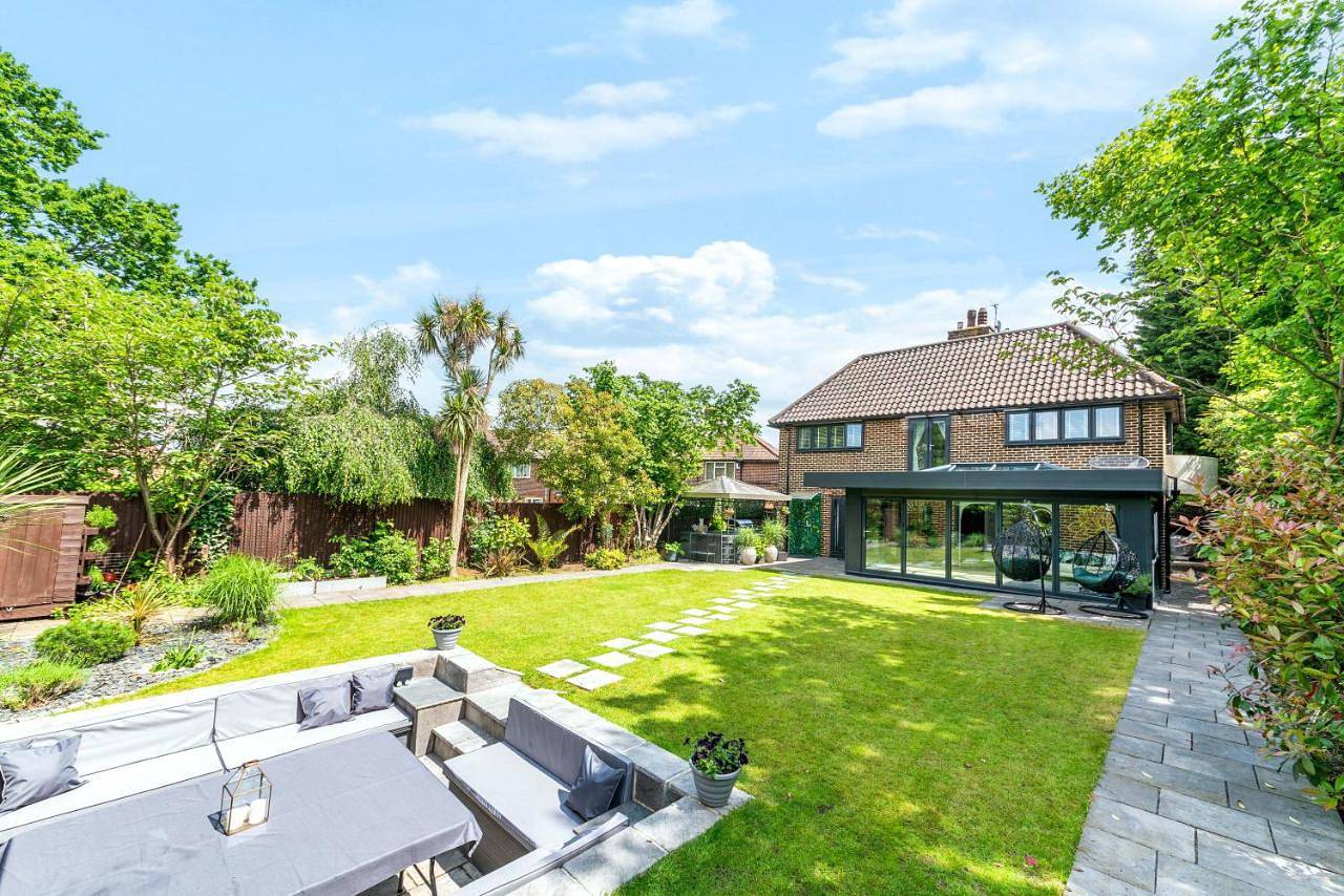 Gatsby Villa London with Garden & Hot Tub in Bromley, London