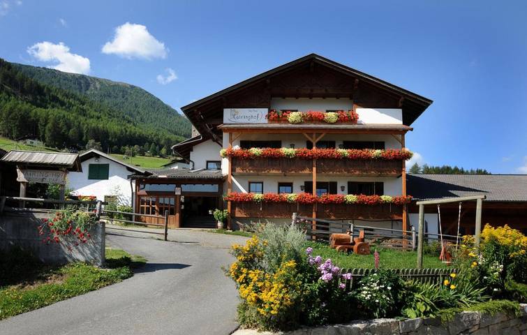 Ferienwohnung für 5 Personen, mit Balkon und Terrasse sowie Garten und Ausblick in Schlanders