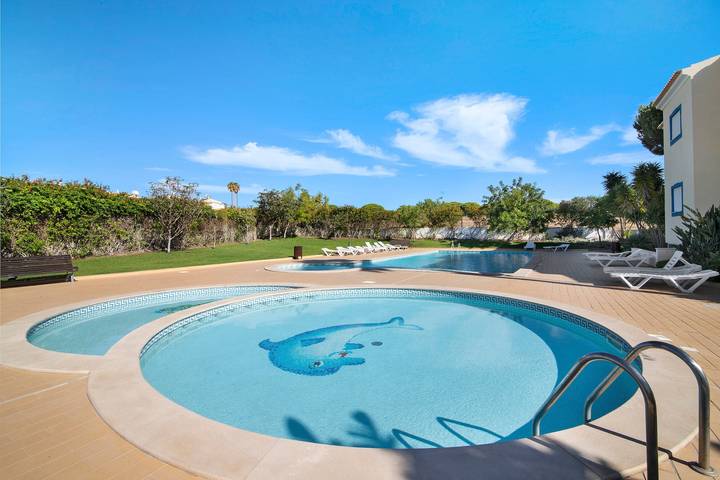 Apartamento inteiro, Fantástico Apartamento "T2 Bosque de São José" com Piscina, Varanda e Ar Condicionado in Albufeira e Olhos de Água, Distrito de Faro