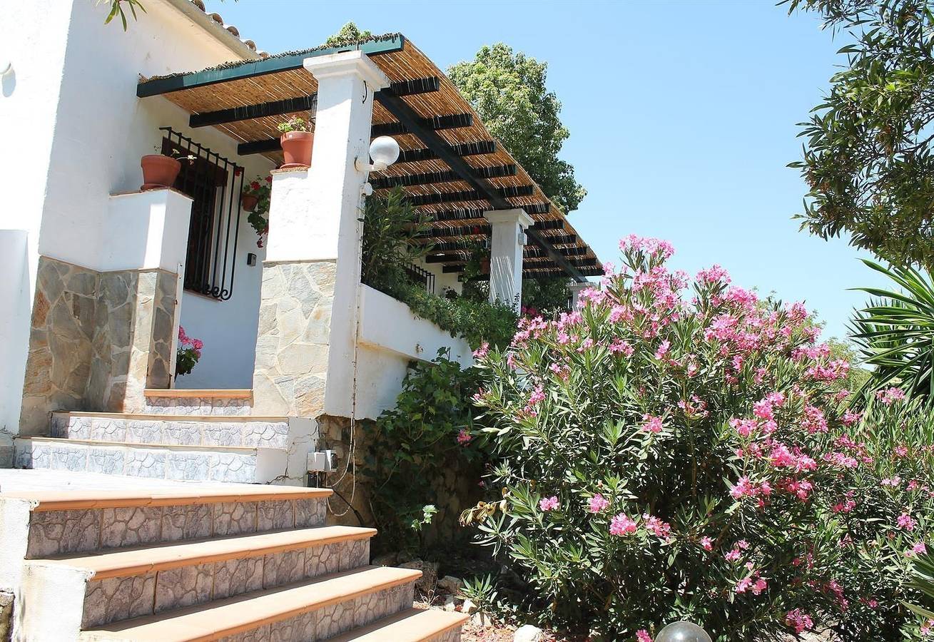 Casa de Férias Casa Romántica com Vista para a Montanha, Piscina & Wi-Fi in Montecorto, Andaluzia