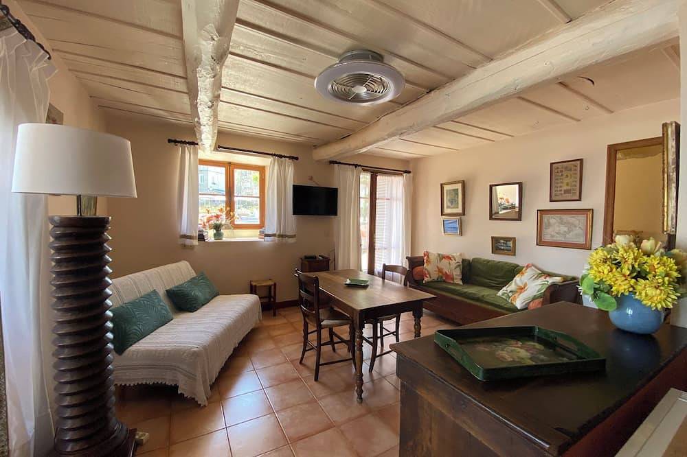 Geheel appartement, Twee kamers + terras, uitzicht op zee, haven van Erbalunga in Erbalunga, Cap Corse