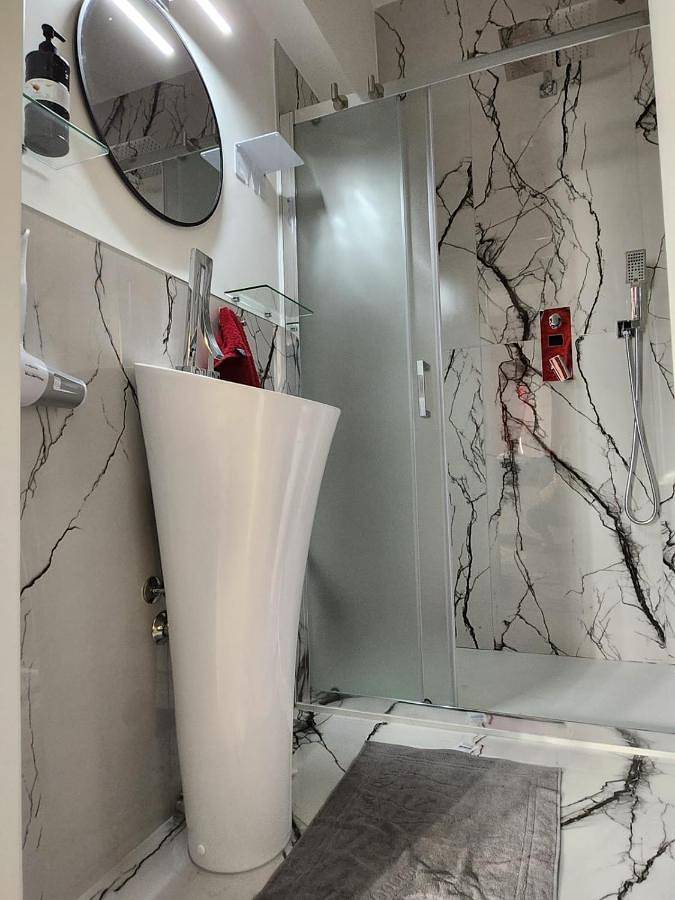 Ferienwohnung für 3 Personen, mit Seeblick und Pool sowie Ausblick und Balkon in Gardone Riviera - 2