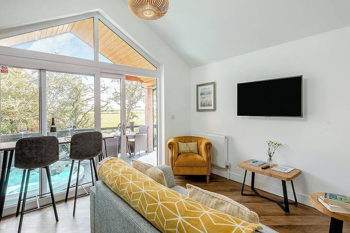 Chalet for 2 people, with hot tub in England