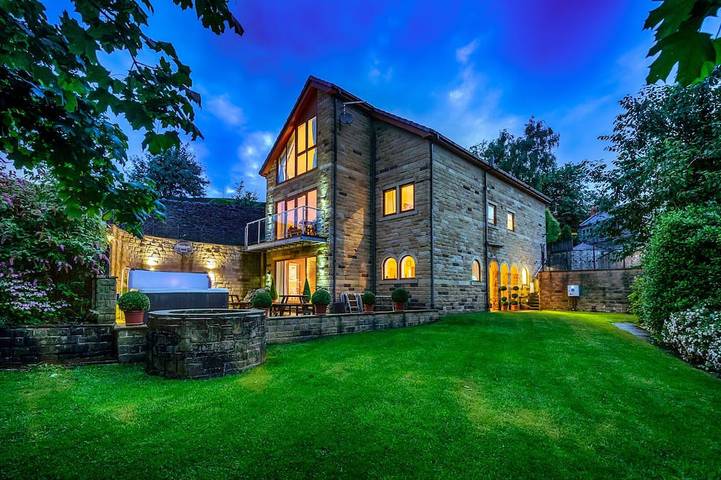 Holiday rental for 12 people, with hot tub and garden, with pets in Holmfirth