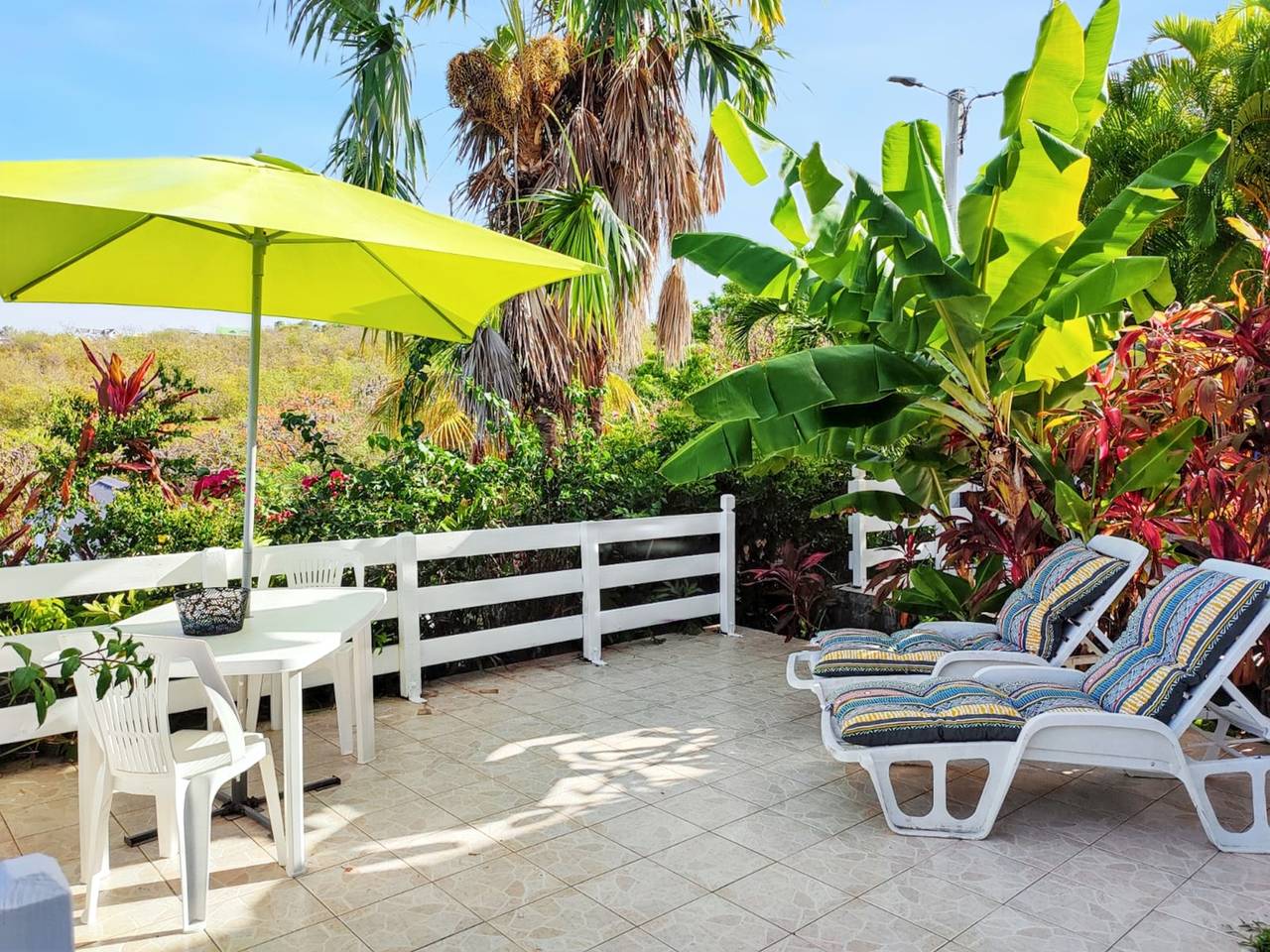Entire studio, Cosy Studio with Sea View in Marigot - 30 sqm + Garden. in Vieux-Habitants, Guadeloupe (Caribbean)