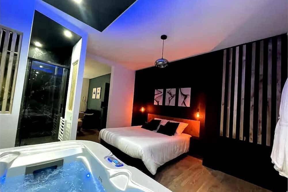Ganze Wohnung, Romantic Escape with Jacuzzi and Cozy Private Terrace, Flexible Check-In! in Reims, Marne