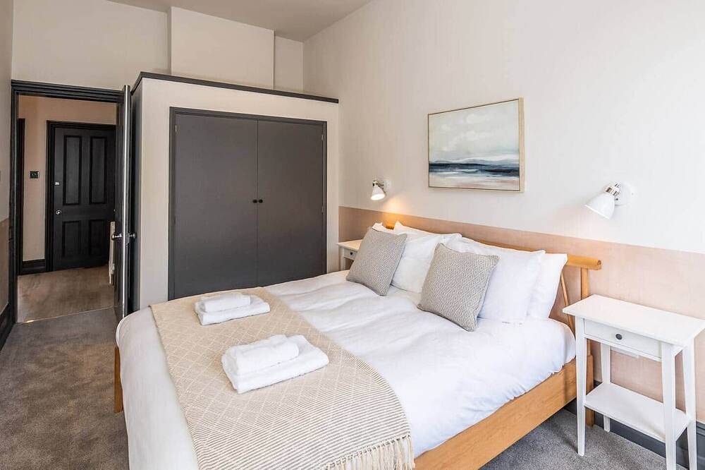 Ganze Wohnung, Stylish Grade Ii Listed 2 Bed Flat w. Roof Terrace in Salisbury, Wiltshire