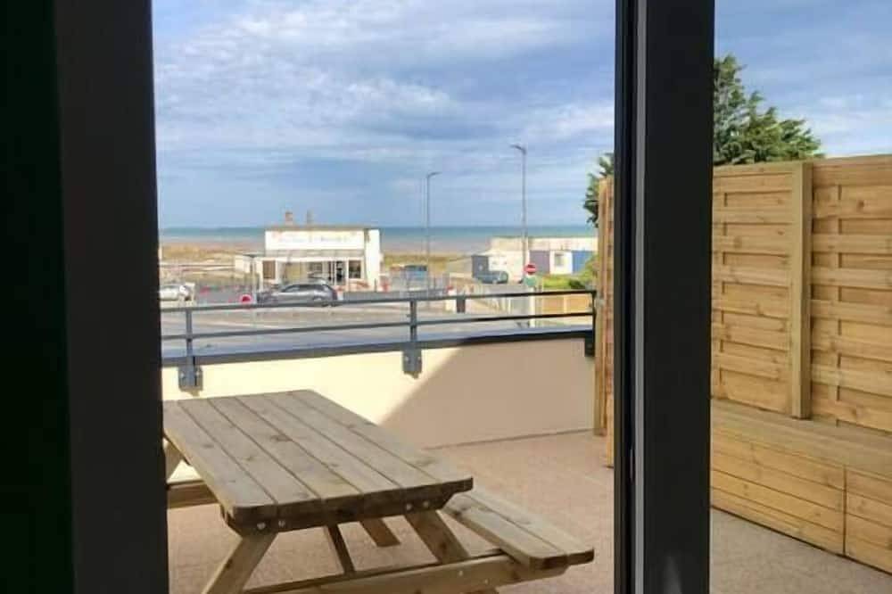 Entire apartment, Babord, apartment with terrace and sea view, parking in Saint-Côme-de-Fresné, Bayeux region
