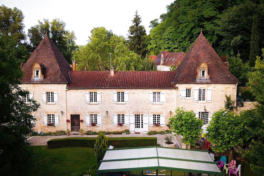 Authentic and comfortable house with heated indoor pool (from April to November) in Domme, Périgord Noir