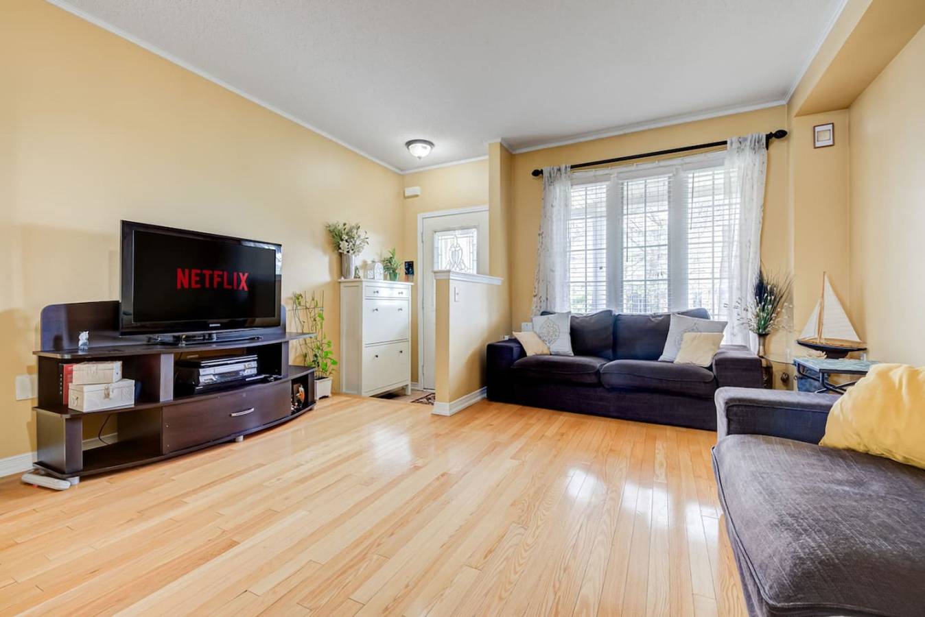 Brampton Retreat: Quiet 2Br Residential Area in Brampton, Lake Ontario (Canada)