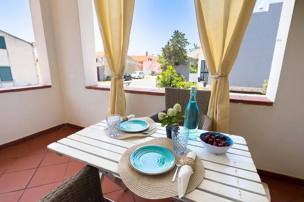 Ganze Wohnung, Dein entspannter Rückzugsort in Mandriola, nur wenige Schritte vom Meer entferntwillkommen im Apartment Corallo, einem gemütlichen Studio in Mandriola, nur 3 Gehminuten vom Strand entfernt. Ideal für alle, die einen erholsamen und komfortablen Urlaub in Mandriola, Sardinien