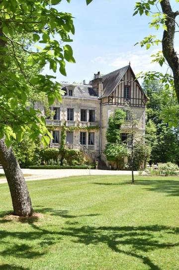 Chambre d’hôte pour 2 personnes, avec vue ainsi que jardin et piscine à Benon