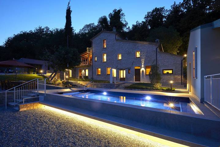 Ferienhaus für 20 Personen, mit Balkon/Terrasse und Garten sowie Pool