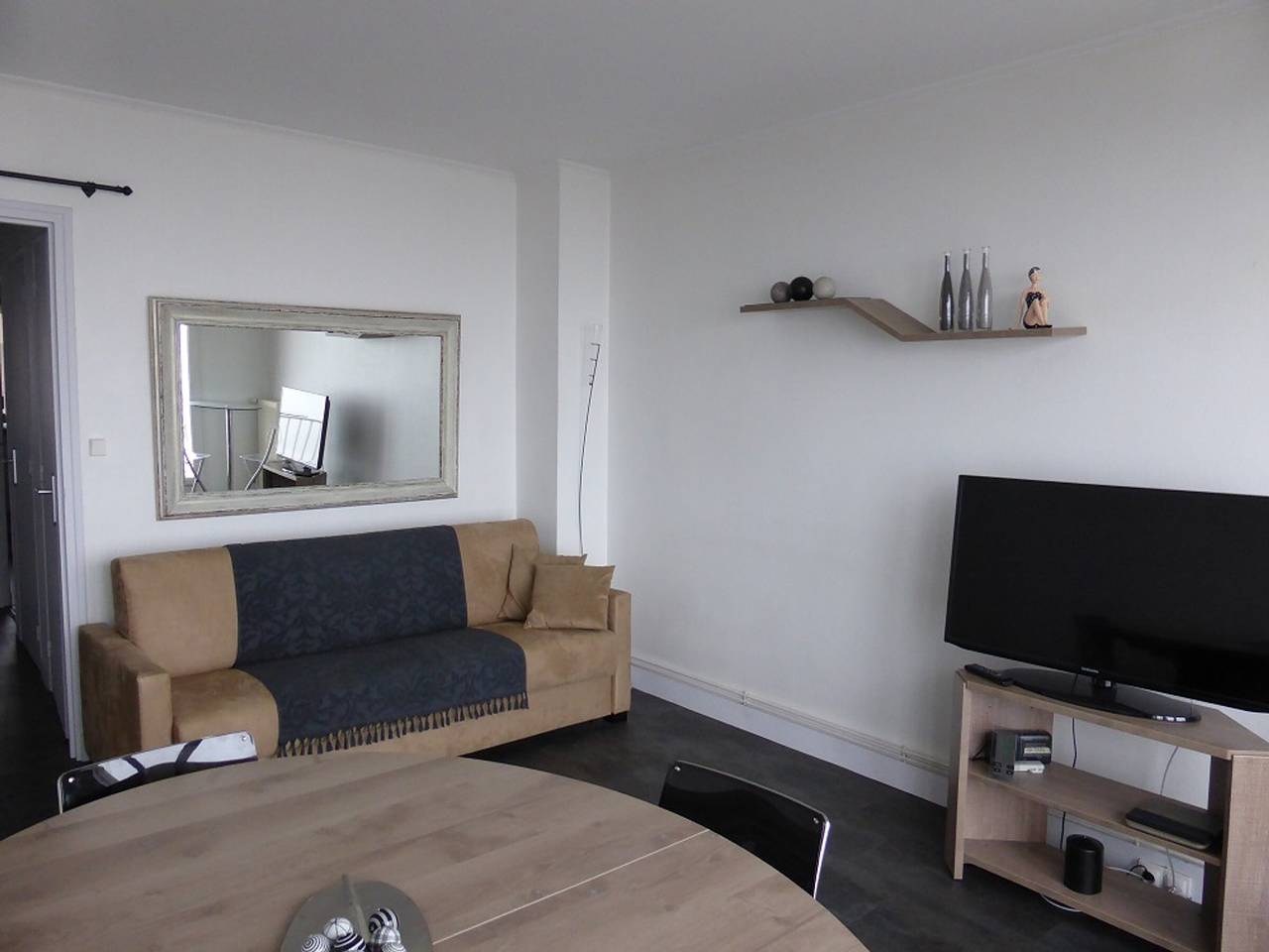 Entire apartment, Seafront Apartment in Les Sables-d'Olonne – Renovated, 4 Guests, Balcony, Near Beach & Thalassotherapy in Vendée