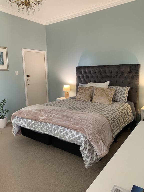 King size bedroom with ensuite and separate entrance, covered off street parking in Cambridge (NZ), Waikato
