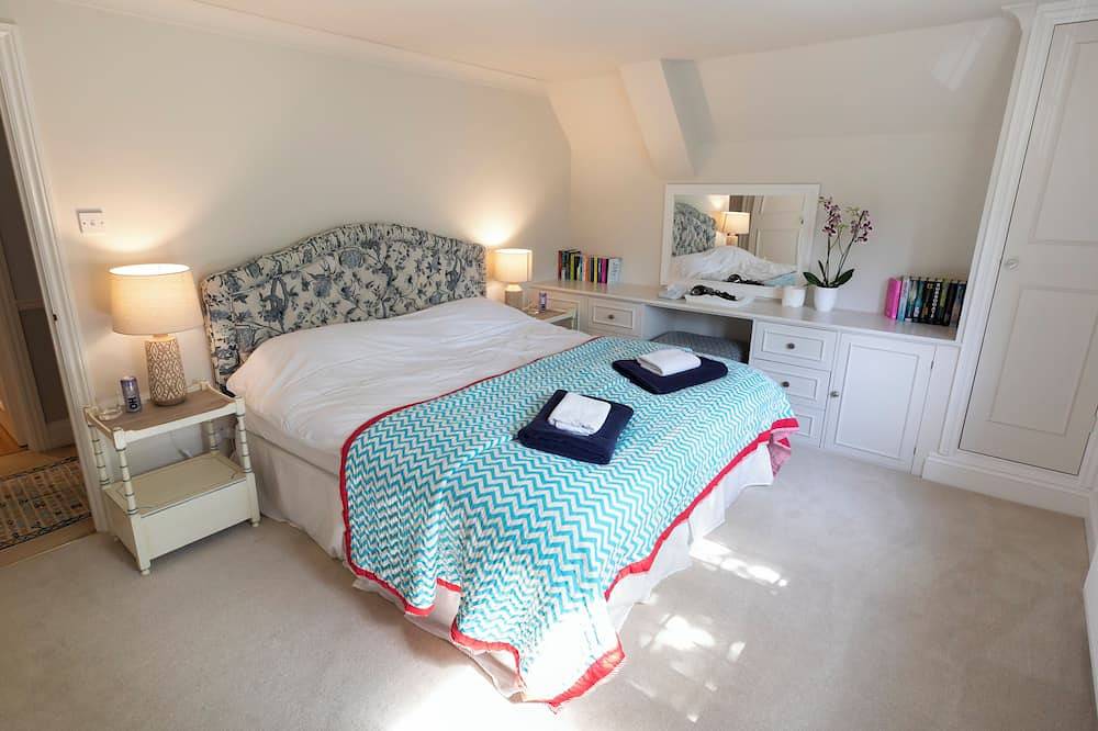 Spacious 5* guest house with private tennis court and beautiful gardens in Cirencester, Gloucestershire