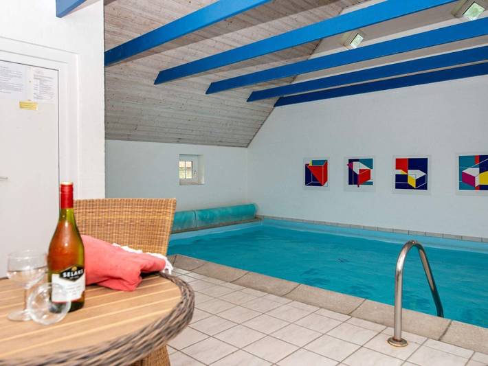 Ferieudlejning for 12 personer, med Jacuzzi og Terrasse såvel som Have og Pool i Husby