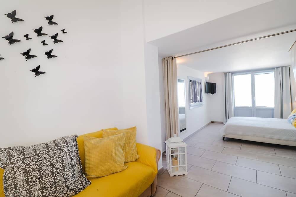 Entire apartment, Loft two bedroom villa with panoramic sea views and Sunrise. in Firostefani, Thera