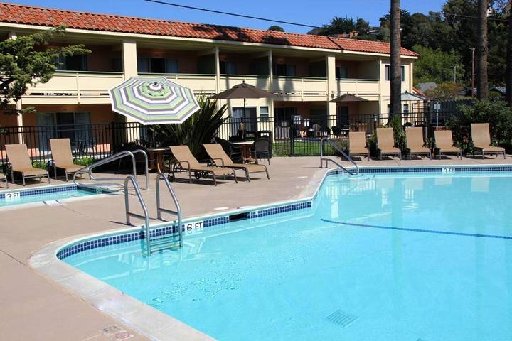 Hotel para 4 personas, con piscina además de jacuzzi y jardín - 1