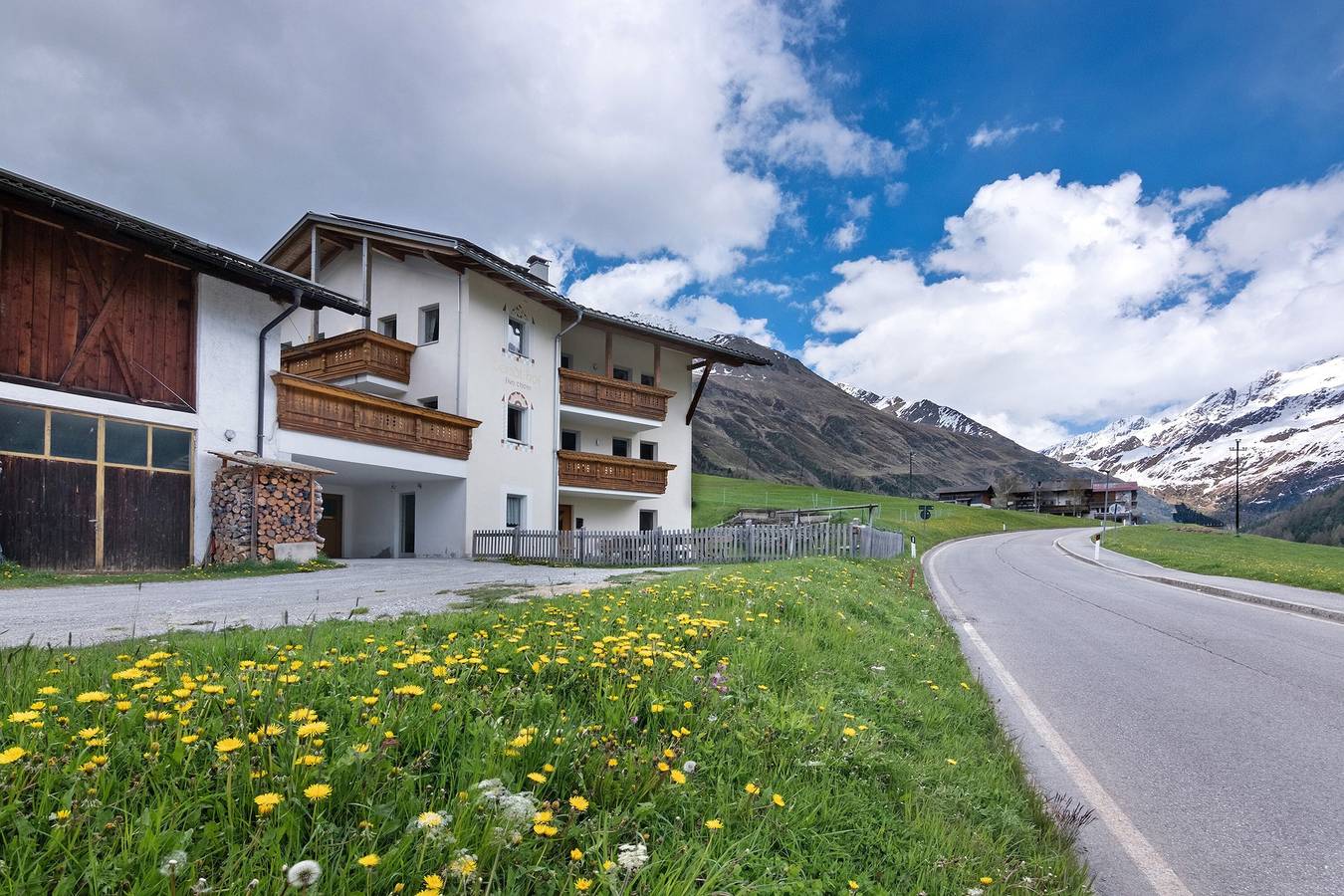 Ganze Wohnung, Ferienwohnung 'Arnika' mit Bergblick, privater Terrasse und Wi-Fi in Melag, Graun