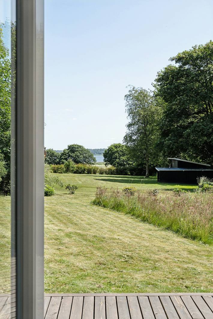 Waldhaus mit Bach am Hjarbæk Fjord in Strandet, Limfjord in Westjütland