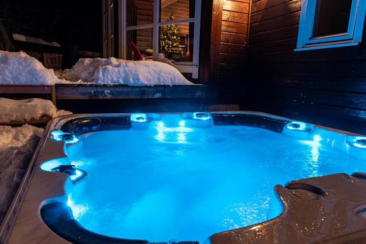 Feriehus for 10 personer, Balkong og Jacuzzi i tillegg til Terrasse og Hage i Sogndal 