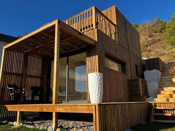 Gîte pour 2 personnes, avec vue sur le lac ainsi que jardin et vue à Savines-le-Lac