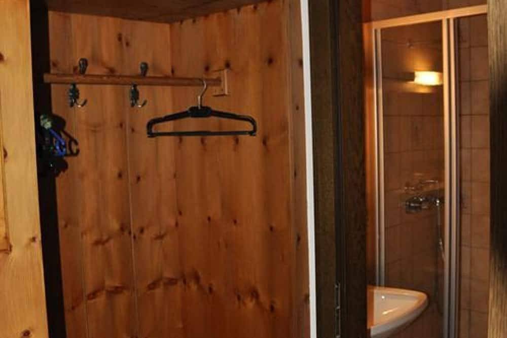 Family room with shower, Wc - Pension Nanga Parbat in Spital am Pyhrn, Steyr-Kirchdorf region
