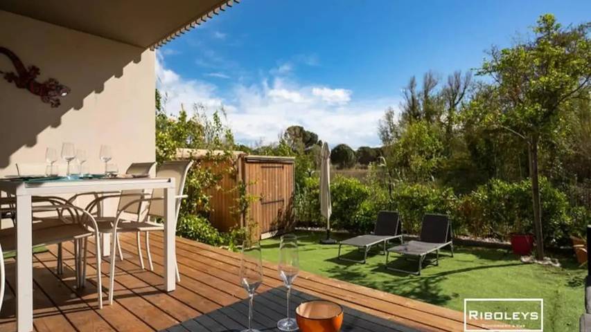 Gîte pour 7 personnes, avec Balcon et Terrasse ainsi que Jardin et Piscine dans Plage de la Farinette