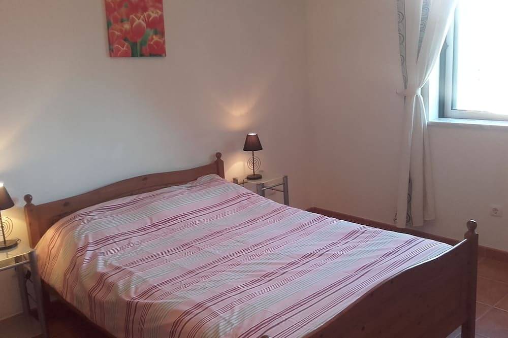 Schöne freistehende Villa mit 3 Schlafzimmern und privatem Pool in Südlage in Arrifana, Aljezur