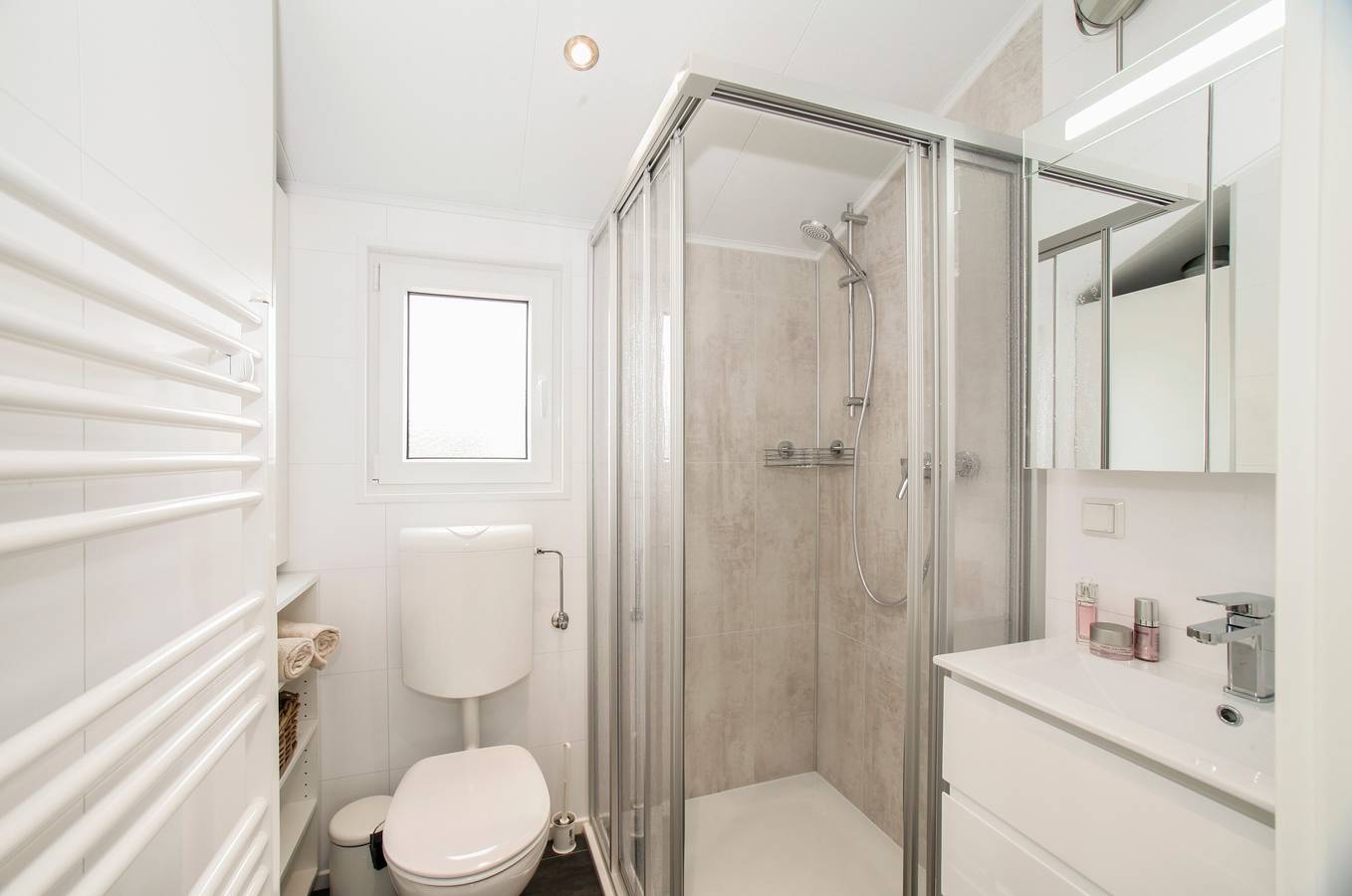 Holiday Home “Bungalow at Ferienhof Janssen” with Private Terrace, Garden & Wi-Fi in Wangerland, Nordseeküste