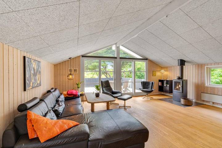 Beach-close holiday home with wilderness bath, hot tub and sauna in Blavand, Región de Varde