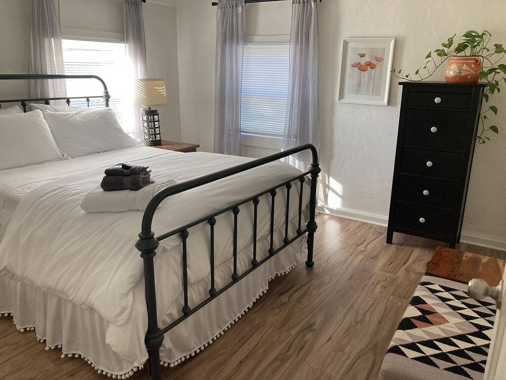 Ganze Wohnung, 2 Bedroom Flat With Short Walk to Downtown in Cloverdale, California North Coast