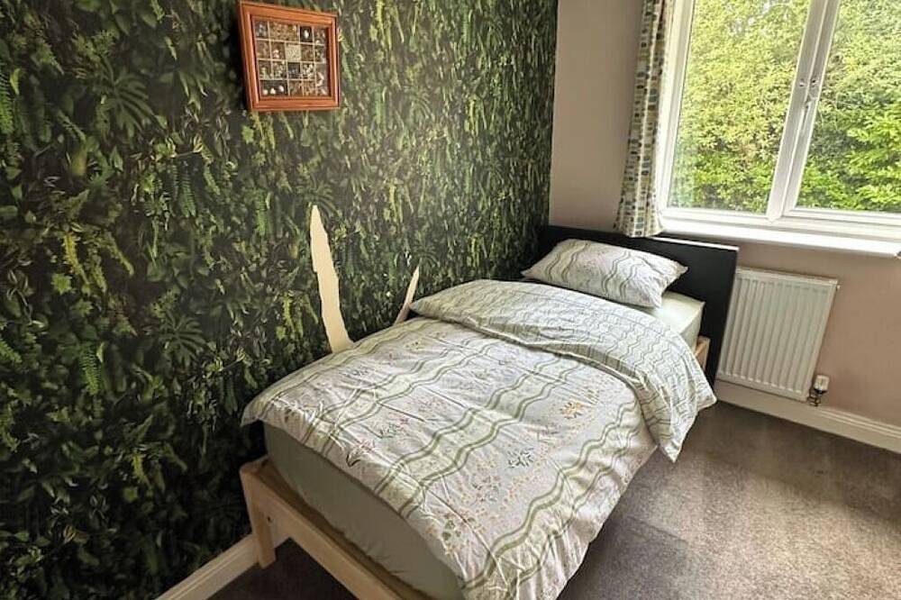 Nice 4 bedroom + Free Parking in Bolton, Greater Manchester