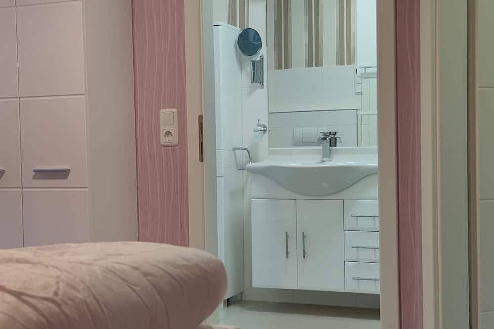 Haus am See linke Seite 200  Meter bis zum Strand in Klein Labenz, Warin