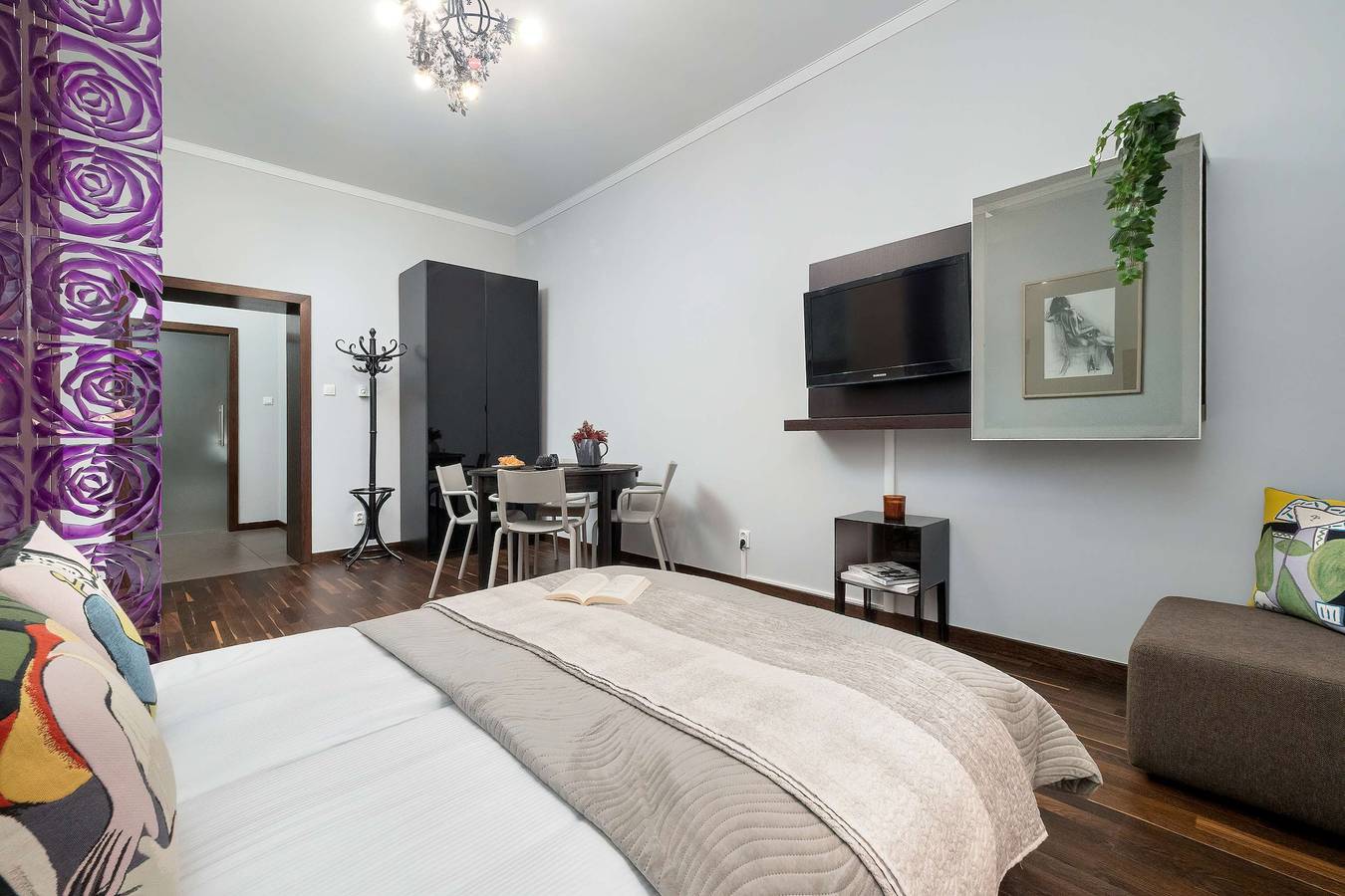 Ganze Ferienwohnung, Functional Studio in the Heart of Poznaå | 3 min to Market Square in Posen, Großpolen