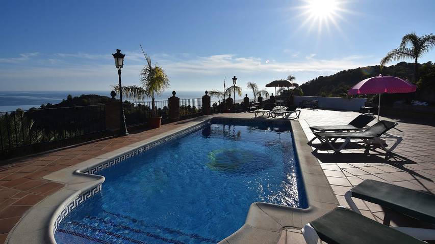 Ferienhaus für 6 Personen, mit Terrasse und Garten in Nerja - 4