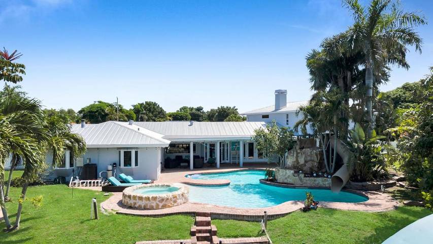 Chalet para 12 personas, con jacuzzi además de jardín y piscina - 1