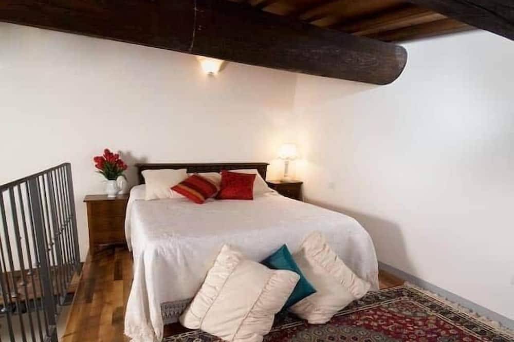 Spacious one-bedroom apartment with loft in historic center (5) in Prato, Prato Province